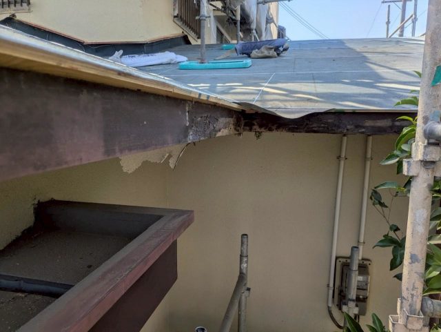 姫路市で古い樋と金物の取り外し